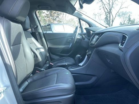 Used 2022 Chevrolet Trax LT w/ LT Convenience Package image 26