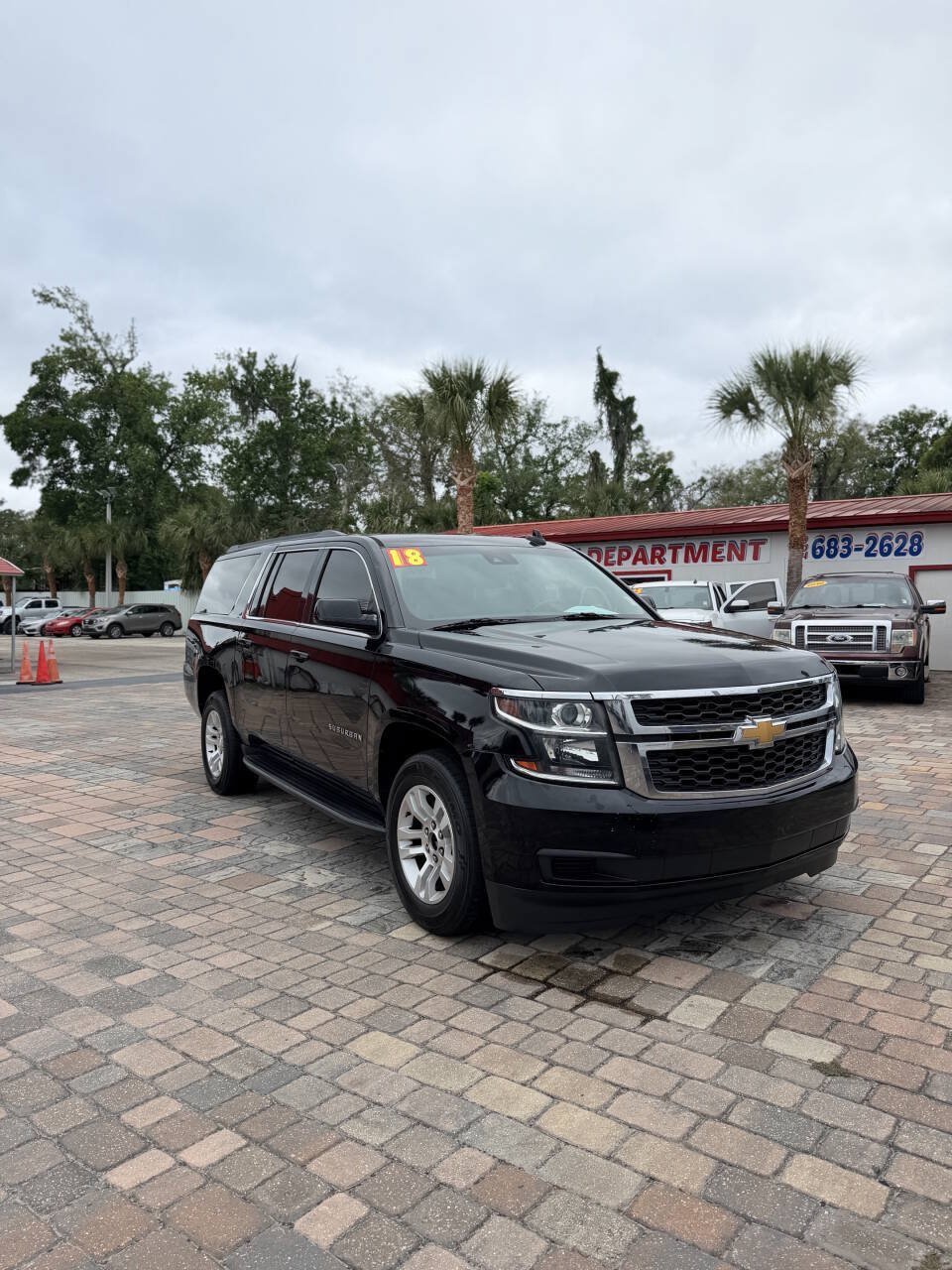 Used 2018 Chevrolet Suburban LT RWD image 3