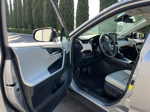 Used 2022 Toyota RAV4 Limited image 9