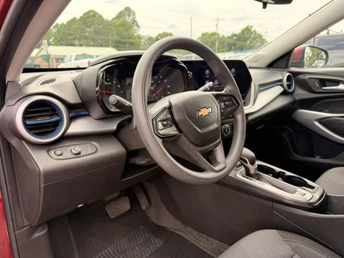 Used 2024 Chevrolet Trax LS w/ LS Convenience Package FWD image 11