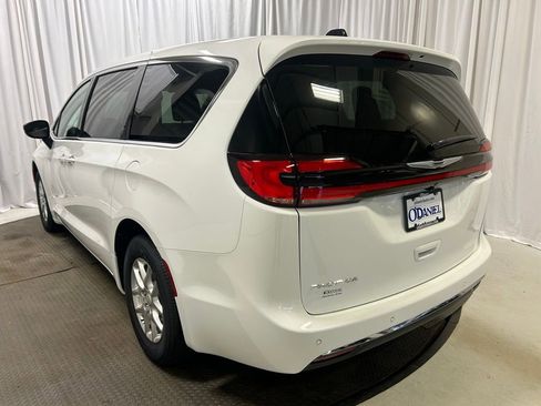 New 2026 Chrysler Pacifica Select image 26