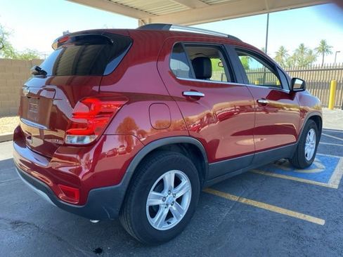 Used 2019 Chevrolet Trax LT w/ LT Convenience Package FWD image 3