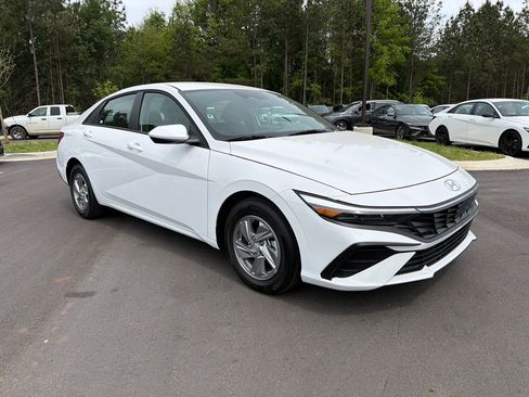 New 2026 Hyundai Elantra SE FWD image 4