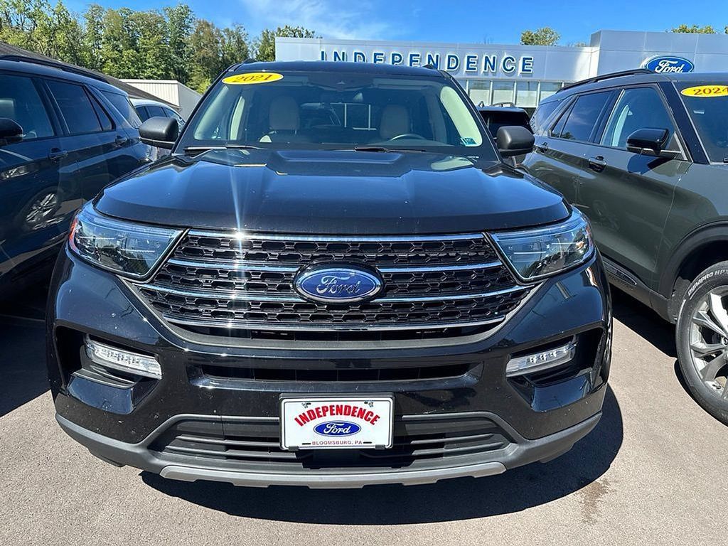 Used 2021 Ford Explorer XLT w/ Equipment Group 202A AWD/4WD image 5