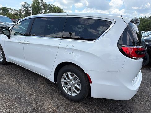 New 2027 Chrysler Pacifica Select FWD image 10
