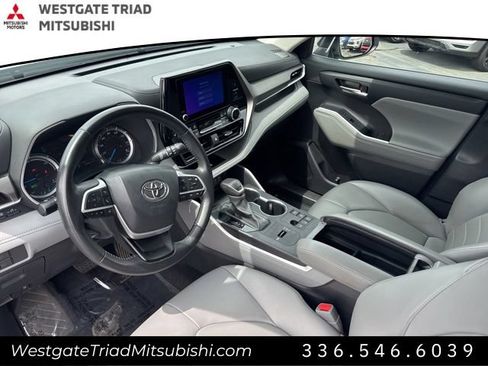 Used 2024 Toyota Highlander XLE AWD/4WD image 6