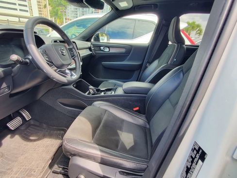 Certified 2022 Volvo XC40 T5 R-Design w/ Protection Package Premier image 16