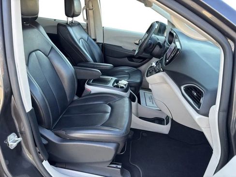 Used 2023 Chrysler Pacifica Touring-L FWD image 28