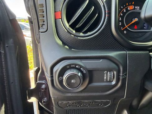 Used 2025 Jeep Wrangler Unlimited Rubicon AWD/4WD image 14