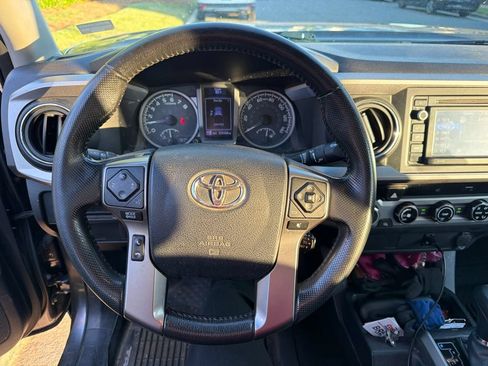 Used 2017 Toyota Tacoma SR5 w/ Tow Package AWD/4WD image 12