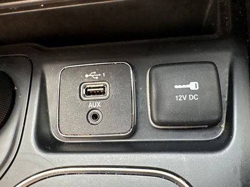 Used 2020 Jeep Cherokee Latitude Plus w/ Cold Weather Group AWD/4WD image 12