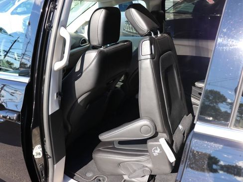 Used 2024 Chrysler Pacifica Touring-L FWD image 28
