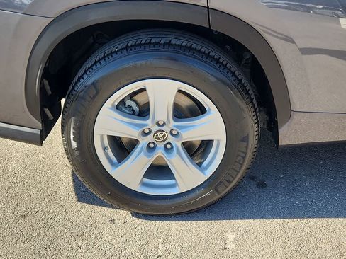 Used 2020 Toyota Highlander L image 12