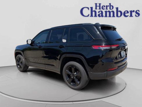 Used 2022 Jeep Grand Cherokee Altitude AWD/4WD image 3