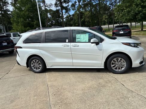 New 2026 Toyota Sienna XLE FWD image 8