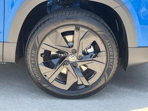 New 2026 Volkswagen Taos SE FWD image 3