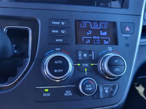 Used 2016 Toyota Sienna SE image 25