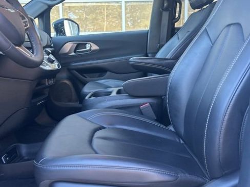 Used 2025 Chrysler Pacifica Select image 8