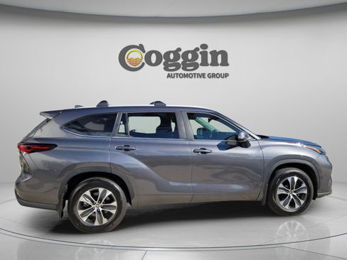 Certified 2025 Toyota Highlander XLE AWD/4WD image 4