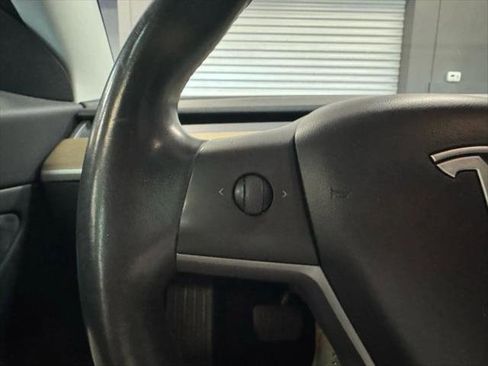 Used 2019 Tesla Model 3 Standard Range image 9