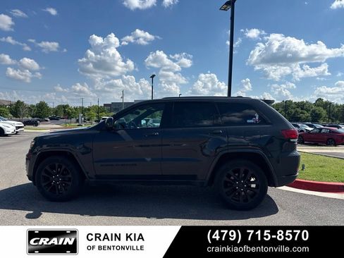 Used 2018 Jeep Grand Cherokee Altitude AWD/4WD image 13