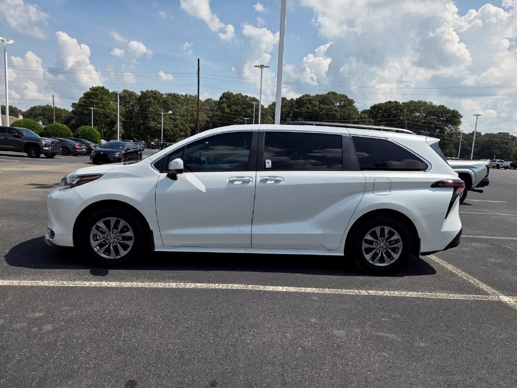 Used 2025 Toyota Sienna XLE w/ XLE Plus Package FWD image 4