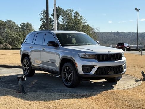 New 2025 Jeep Grand Cherokee Altitude image 9