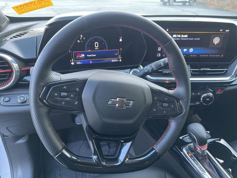 Certified 2025 Chevrolet Trax RS image 26