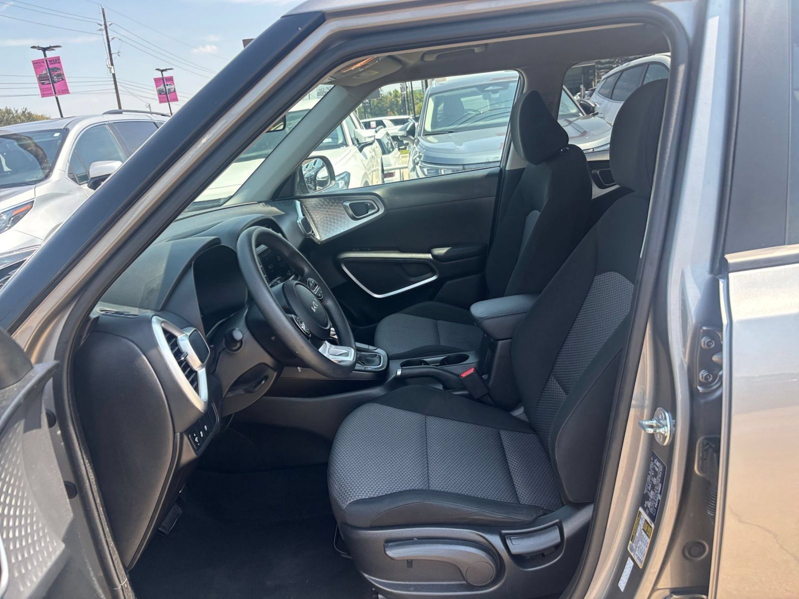 Used 2025 Kia Soul LX w/ LX Technology Package FWD image 24