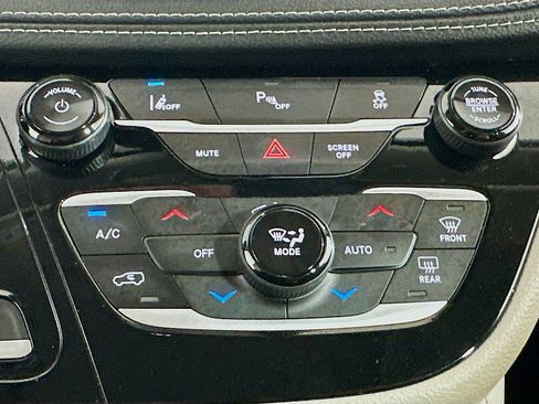 Used 2023 Chrysler Pacifica Limited FWD image 18