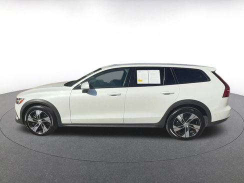 Used 2025 Volvo V60 B5 Cross Country Plus image 8