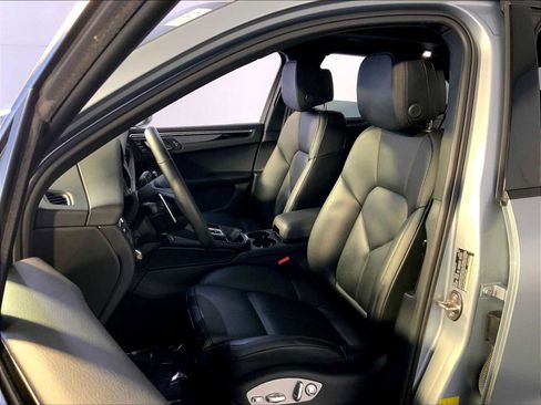 Certified 2026 Porsche Macan AWD/4WD image 5