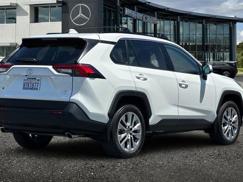 Used 2021 Toyota RAV4 XLE Premium image 4