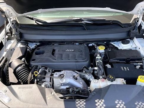 Used 2019 Jeep Cherokee Limited w/ Technology Group FWD image 9