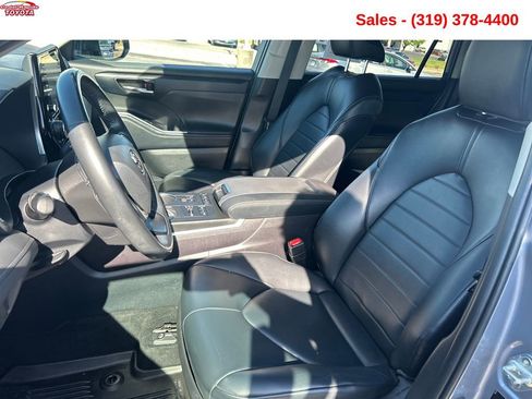 Used 2022 Toyota Highlander XLE AWD/4WD image 11