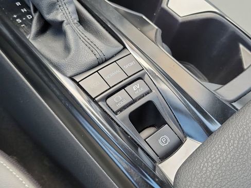 Used 2025 Toyota Camry SE image 29