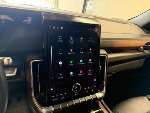 Used 2025 GMC Yukon Denali AWD/4WD image 15