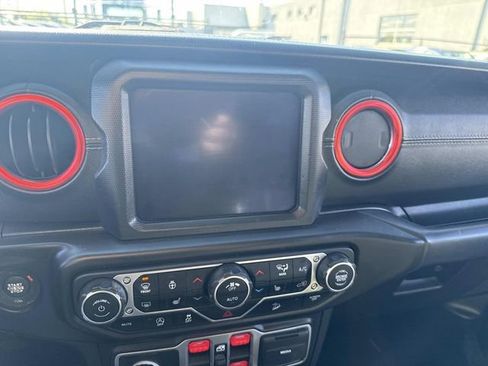 Used 2018 Jeep Wrangler Unlimited Sahara AWD/4WD image 25