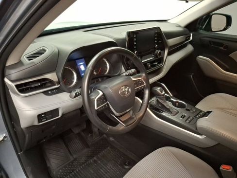 Used 2022 Toyota Highlander LE image 17