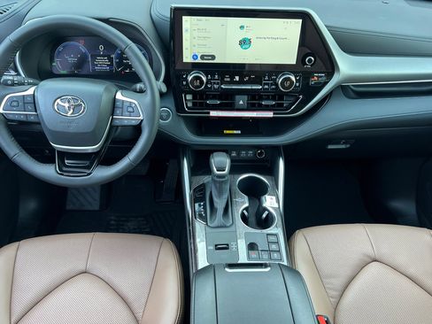 New 2025 Toyota Highlander XLE image 10