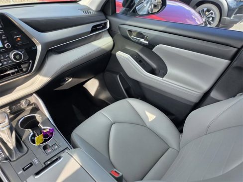 Used 2022 Toyota Highlander XLE image 29