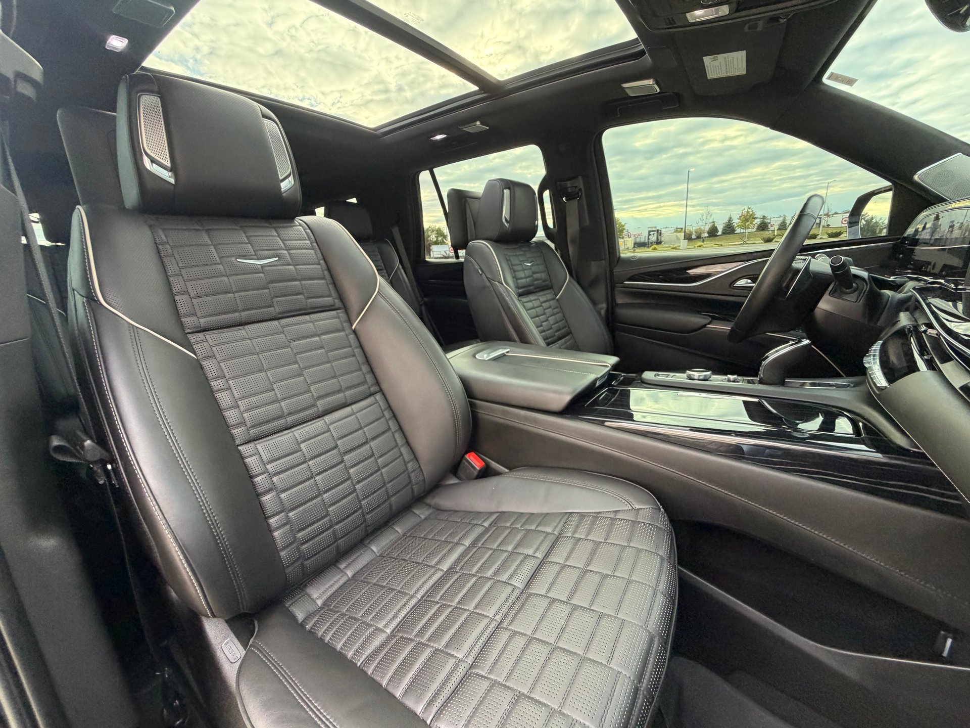 Used 2023 Cadillac Escalade V w/ LPO, ONYX Package AWD/4WD image 32