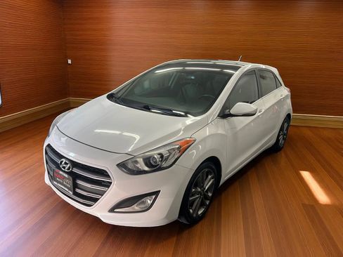 Used 2016 Hyundai Elantra GT w/ Option Group 03 FWD image 3