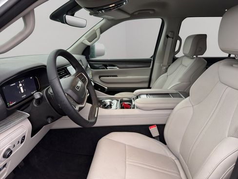 Used 2024 Jeep Wagoneer Series II w/ Flexible Seating Group RWD image 3