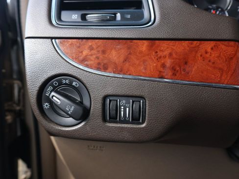 Used 2014 Chrysler Town & Country Touring FWD image 29