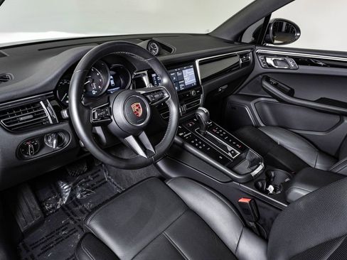 Certified 2024 Porsche Macan image 4