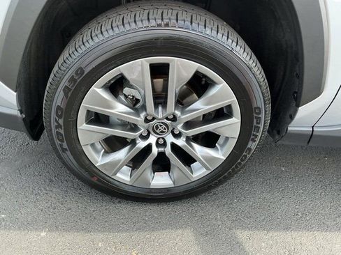 Used 2022 Toyota RAV4 XLE Premium AWD/4WD image 6