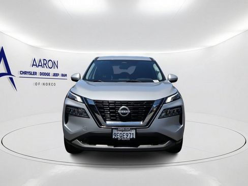 Used 2022 Nissan Rogue SV AWD/4WD image 2