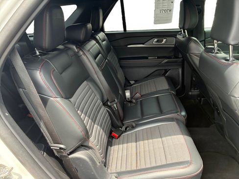 Used 2025 Ford Explorer ST-Line w/ ST-Line Street Pack AWD/4WD image 23