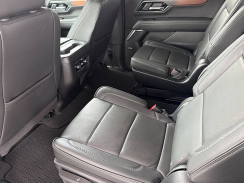 Used 2025 GMC Yukon XL Denali AWD/4WD image 6